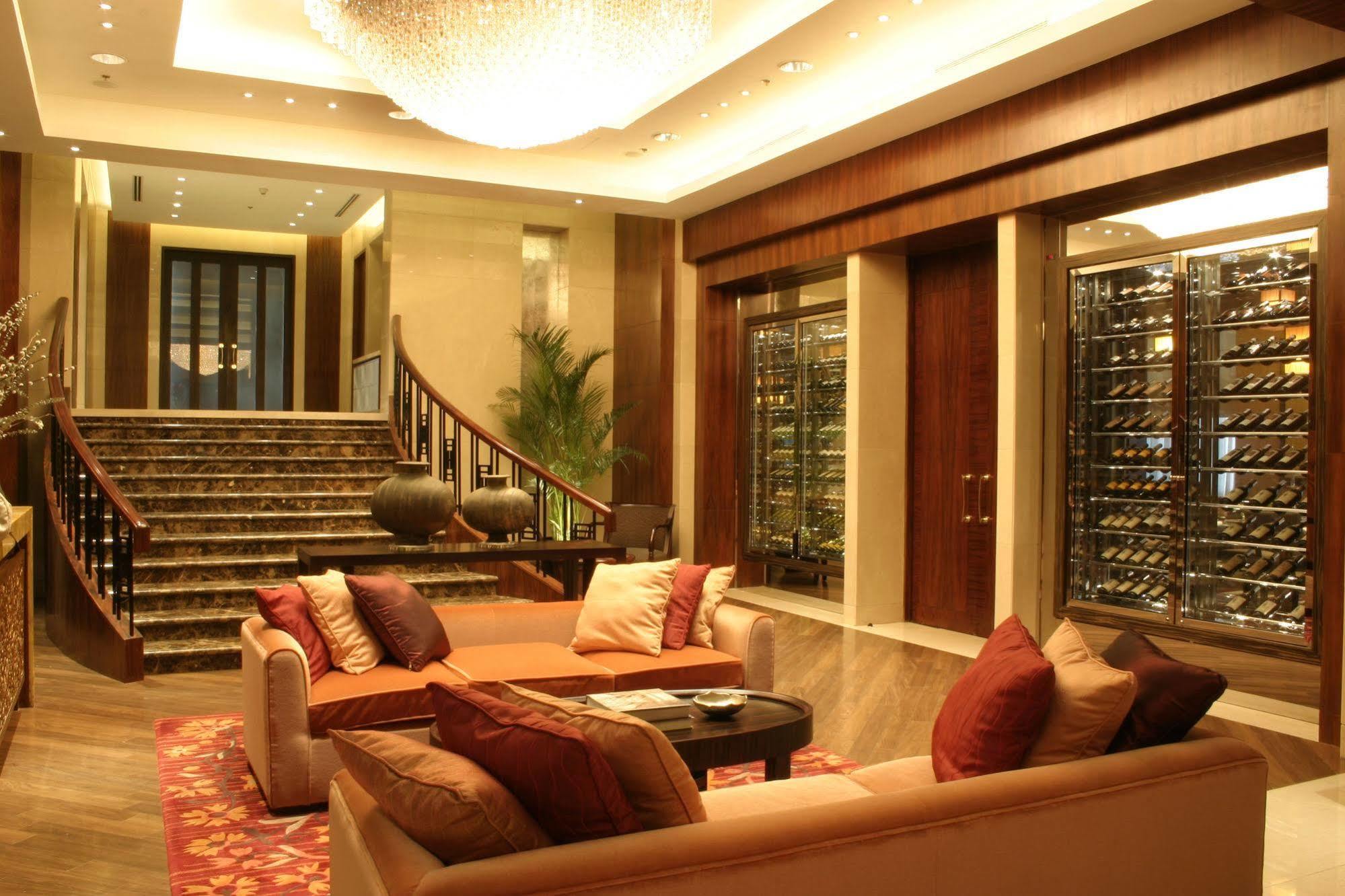 New Coast Hotel Manila Exteriör bild The lobby of the hotel