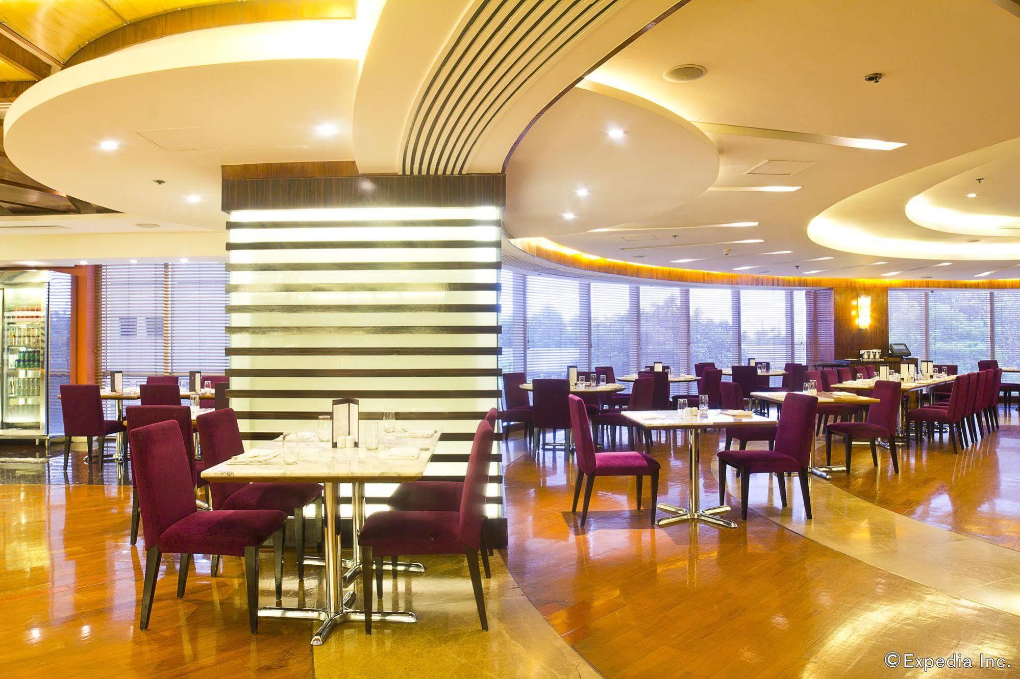 New Coast Hotel Manila Exteriör bild The interior of the lounge