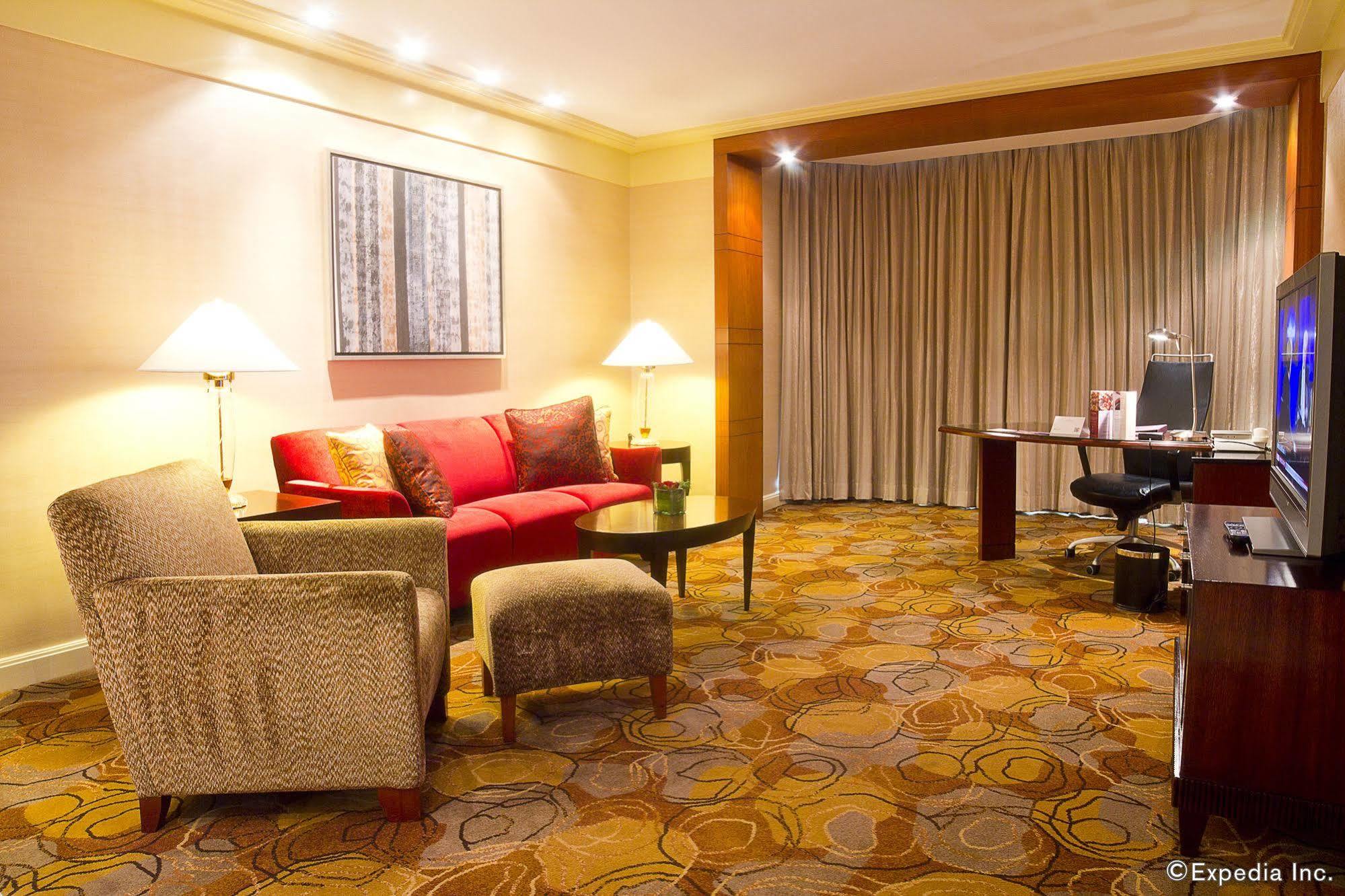 New Coast Hotel Manila Exteriör bild A suite at the hotel